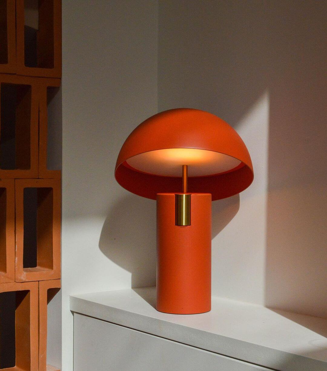 Moderne designer bordlampe med drejelige cylindre