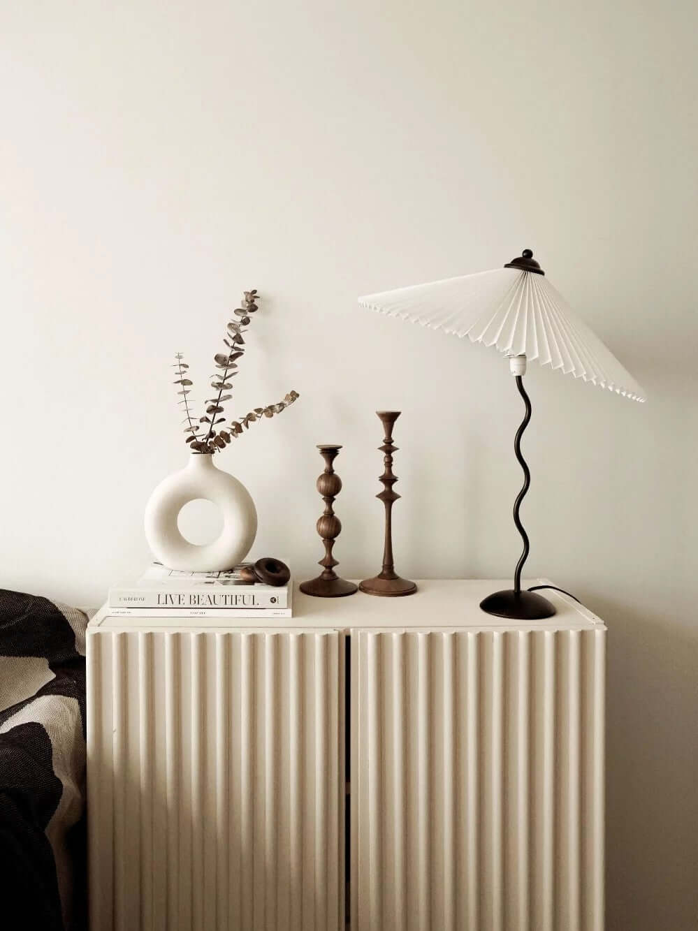 Moderne bølget desigbordlampe i metal
