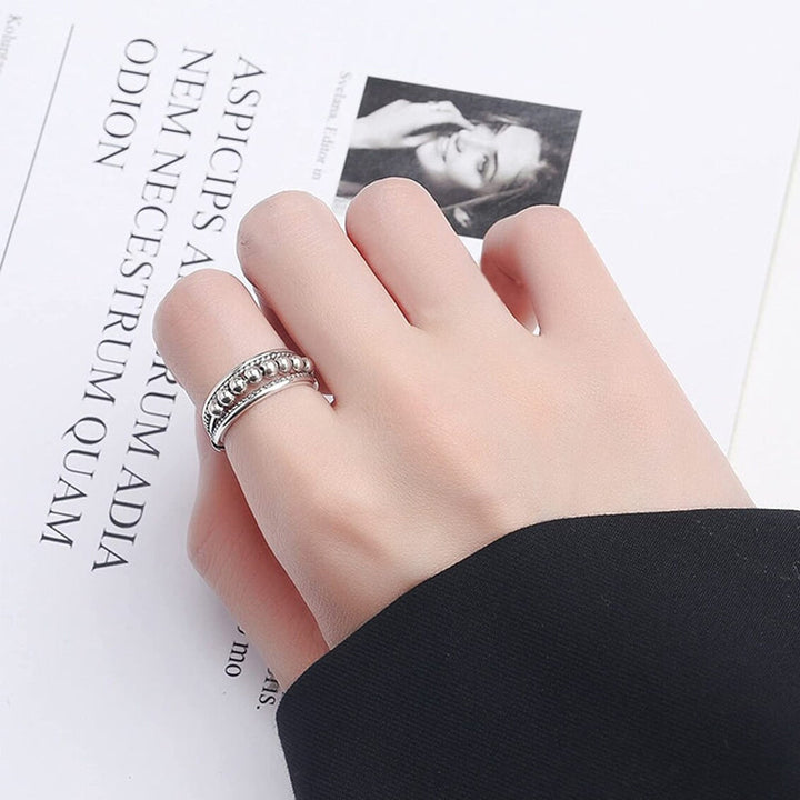 Holdbar unisex snurrende ring i rustfrit stål. Justerbar fidget ring med glatte, roterende perler.