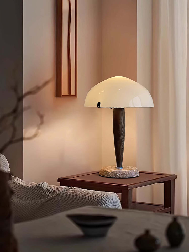 Designer bordlampe med valnødfod