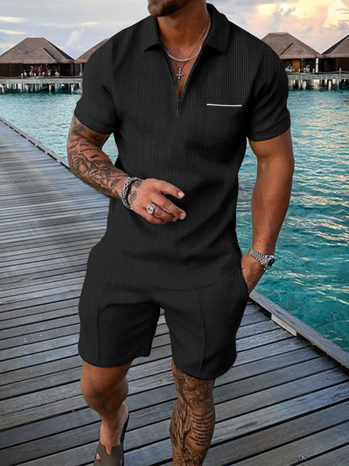 Stilfuldt herre sommersæt med casual polo og shorts. Et smart valg til sommerens afslappede look.