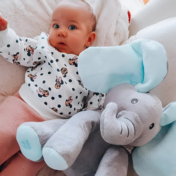 Elefant bamse med interaktive funktioner; synger sange og vrikker med ører. Perfekt til små.