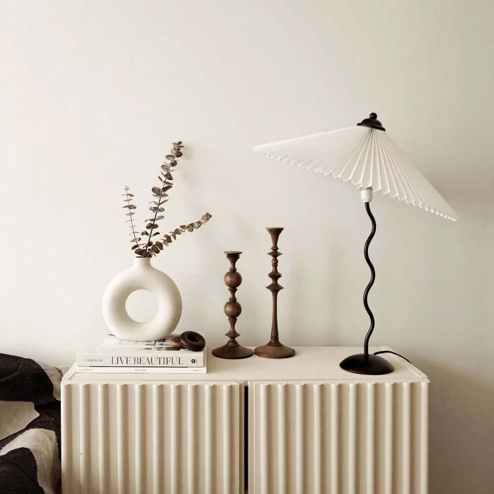 Moderne bølget desigbordlampe i metal