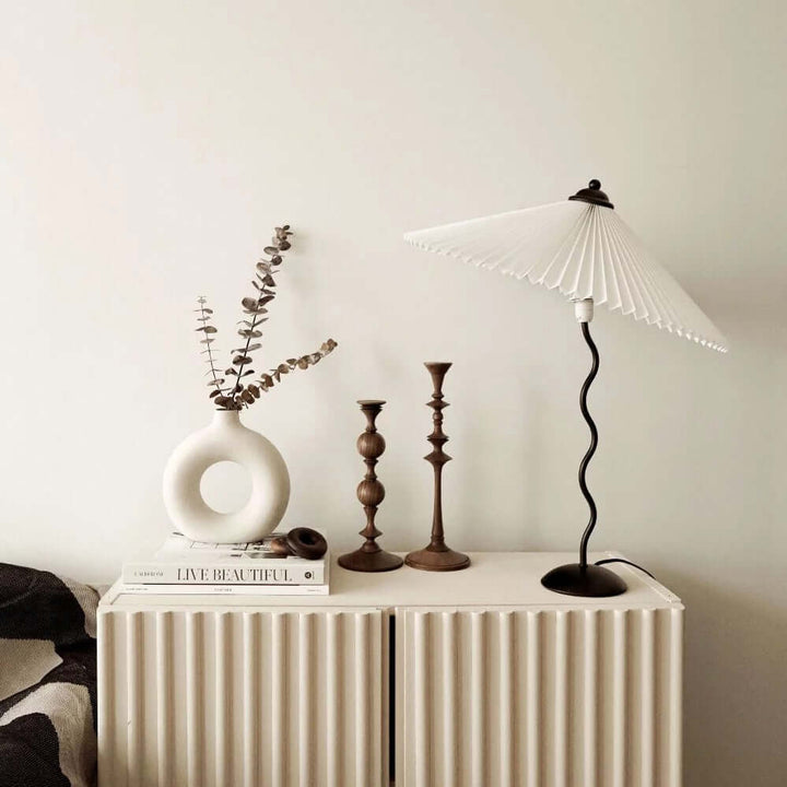 Moderne bølget desigbordlampe i metal