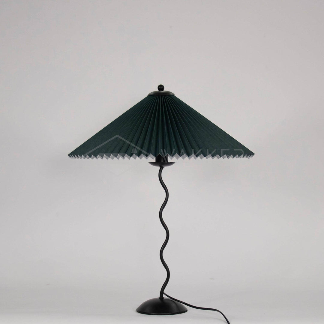 Moderne bølget desigbordlampe i metal