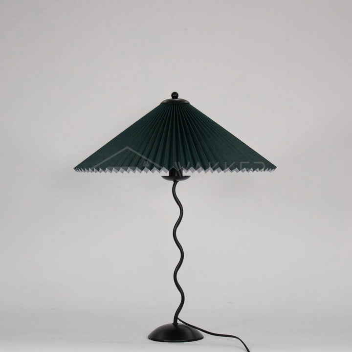Moderne bølget desigbordlampe i metal