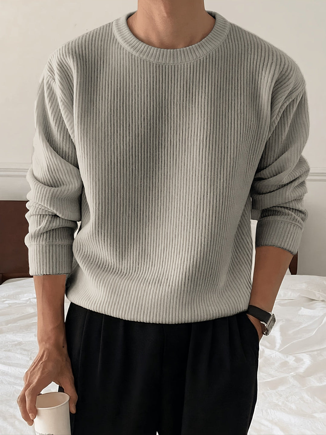 Herre ribstrikket sweater med rund hals & løs pasform. Komfortabel pullover til efterår & vinter.