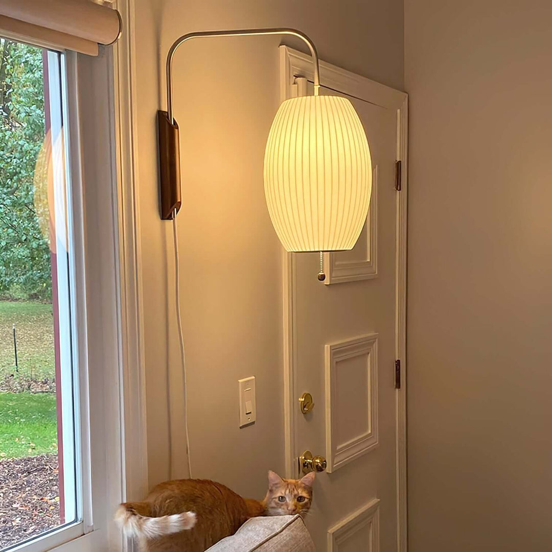 Moderne væglampe med kugledesign og varmt hvidt lys