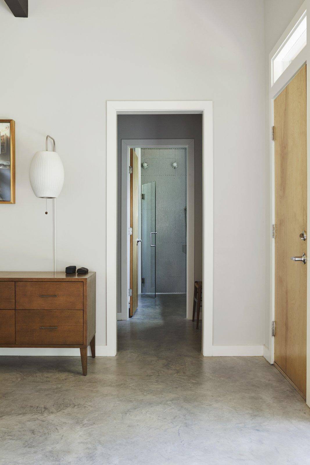 Moderne væglampe med kugledesign og varmt hvidt lys