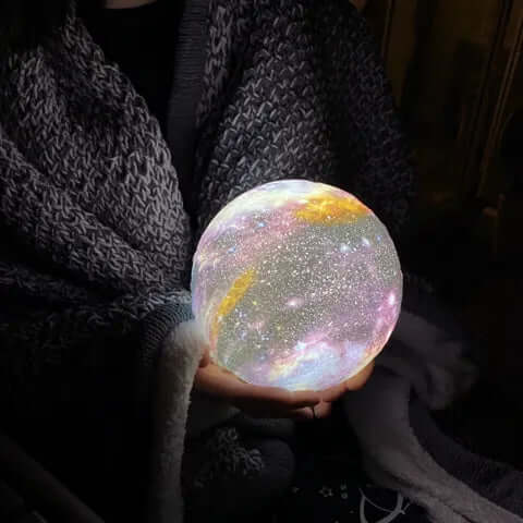 Touch-natlampe med stjernehimmelprojektor