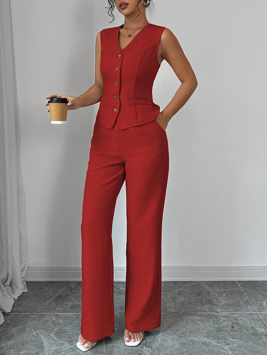 Tidløst dame sæt med elegant vest og løse wide-leg bukser. Ideelt til et professionelt, formelt look.