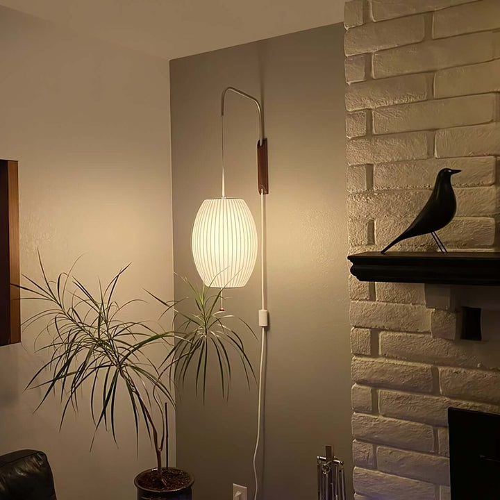 Moderne væglampe med kugledesign og varmt hvidt lys