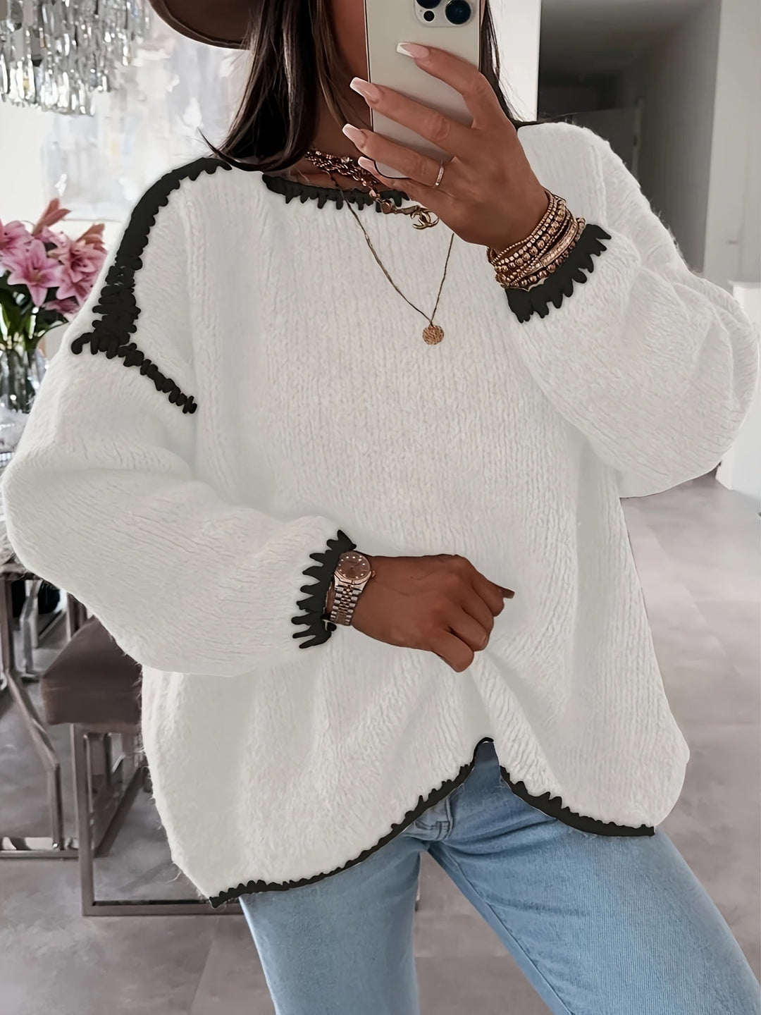 Afslappet dame sweater til hverdagstøj. Løs pasform, bådudskæring og stilfuld kontrast for kvindetøj.