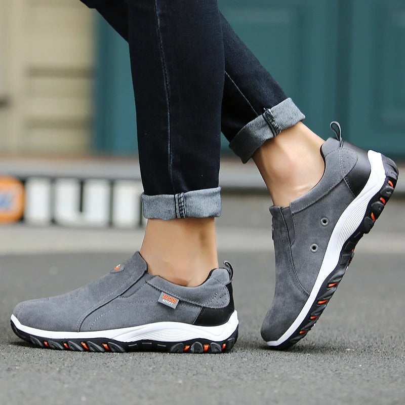Stilren grå slip-on herresko. Letvægt og moderne, ideel som komfortabel hverdagssko.