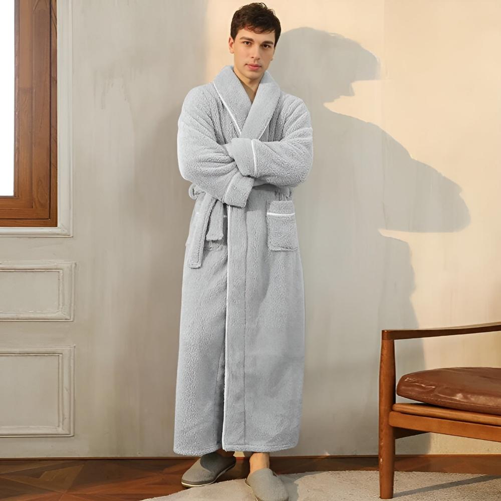Model viser en lang, blød unisex fleece badekåbe, perfekt til hygge og hjemlig komfort for alle.