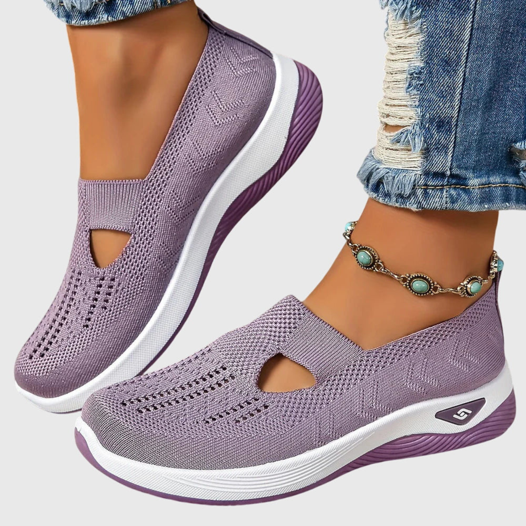 Kvinder i åndbare slip-on sneakers, nyder letvægtskomfort under en sommerlig gåtur eller fritid.