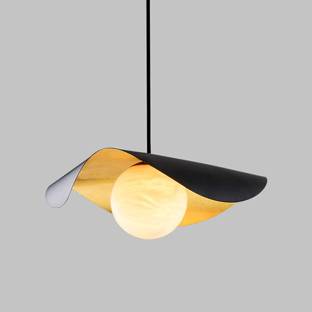 Moderne loftslampe i metal med varmt lys