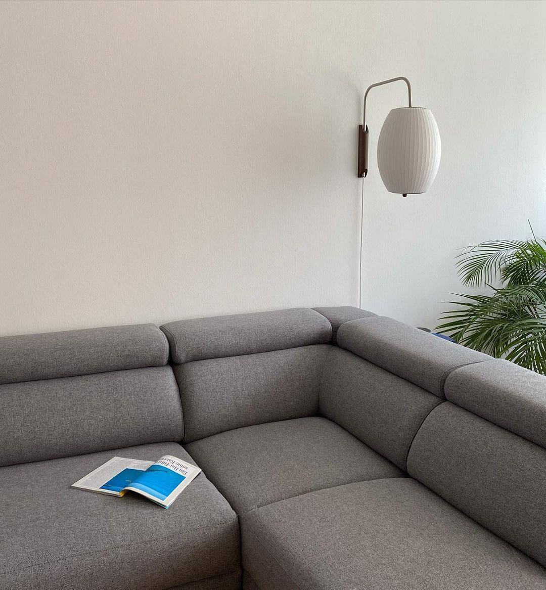 Moderne væglampe med kugledesign og varmt hvidt lys