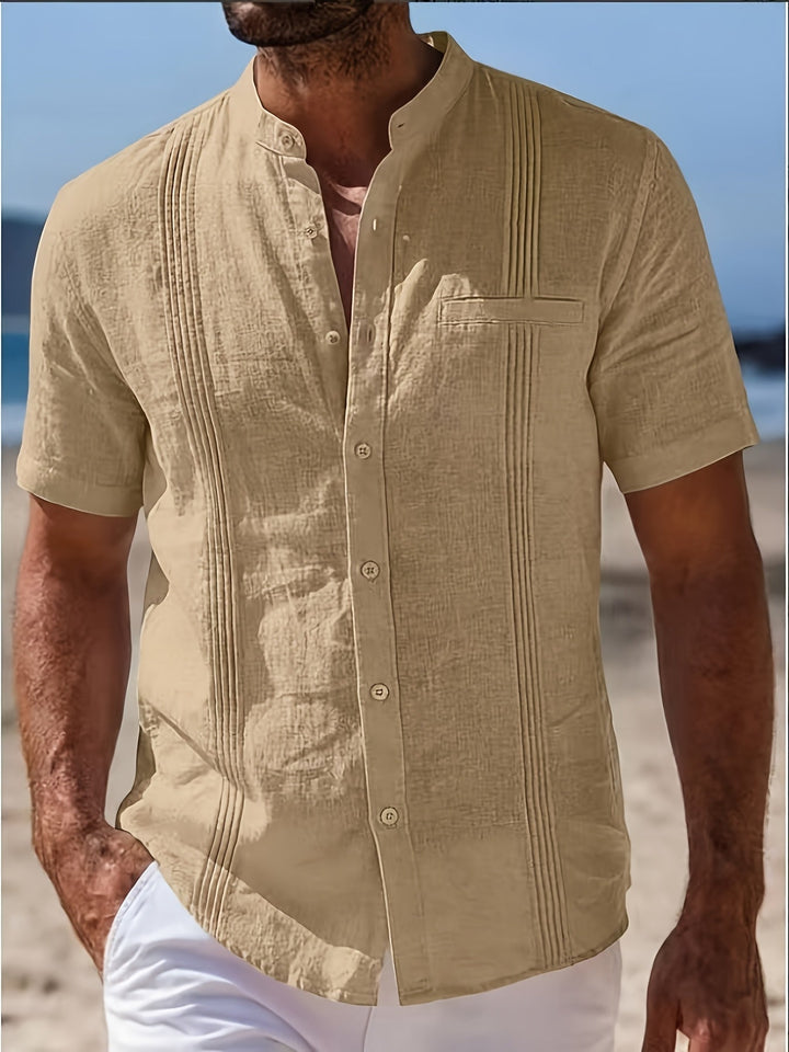 Elegant herre sommerskjorte i hør med stående krave og korte ærmer. Perfekt til et casual, men stilfuldt herrelook.