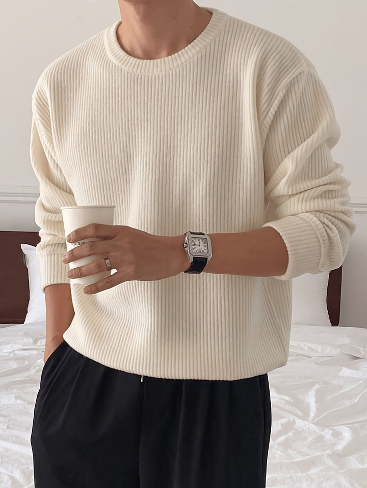 Stilfuld herre ribstrikket sweater med rund hals. Løs pasform for behagelig hverdagspullover.