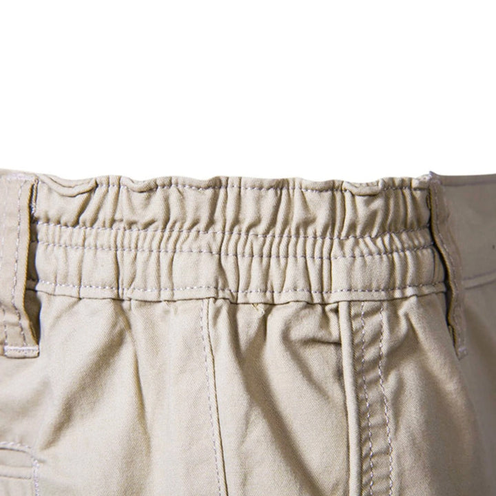 Bagfra: Velsiddende mænds stretch shorts i grå, fremviser den gode pasform og komfort.