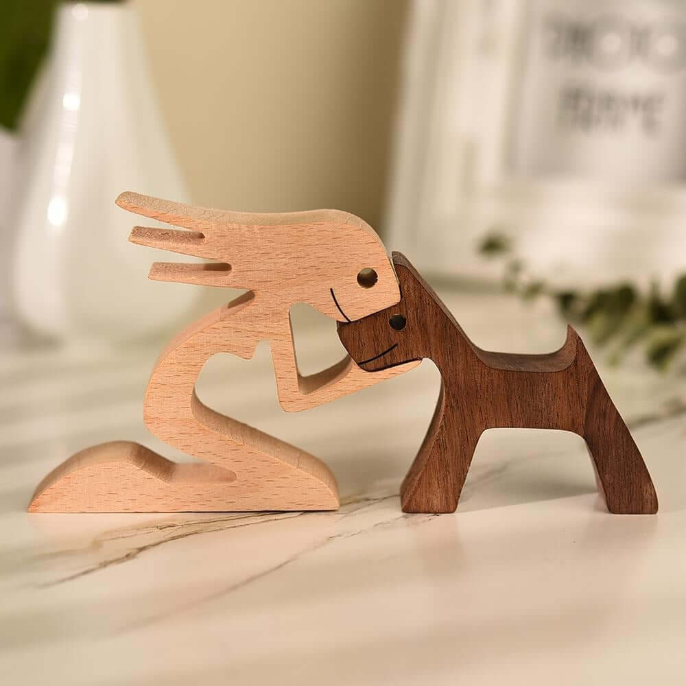 Håndudskåret Hundefigur i Træ