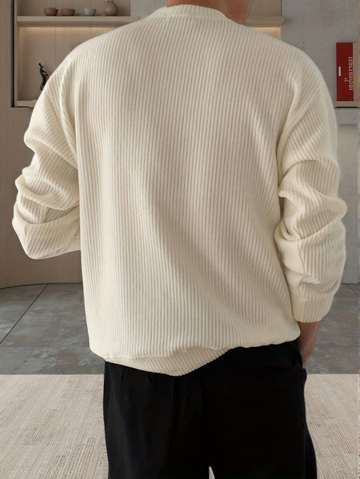 Klassisk herre ribstrikket sweater, rund hals og løs pasform. Ideel til casual eller elegant brug.