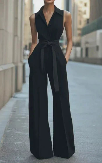 Alsidig ærmeløs damejumpsuit med brede ben, perfekt til hverdagslooket eller en sommerlig begivenhed.