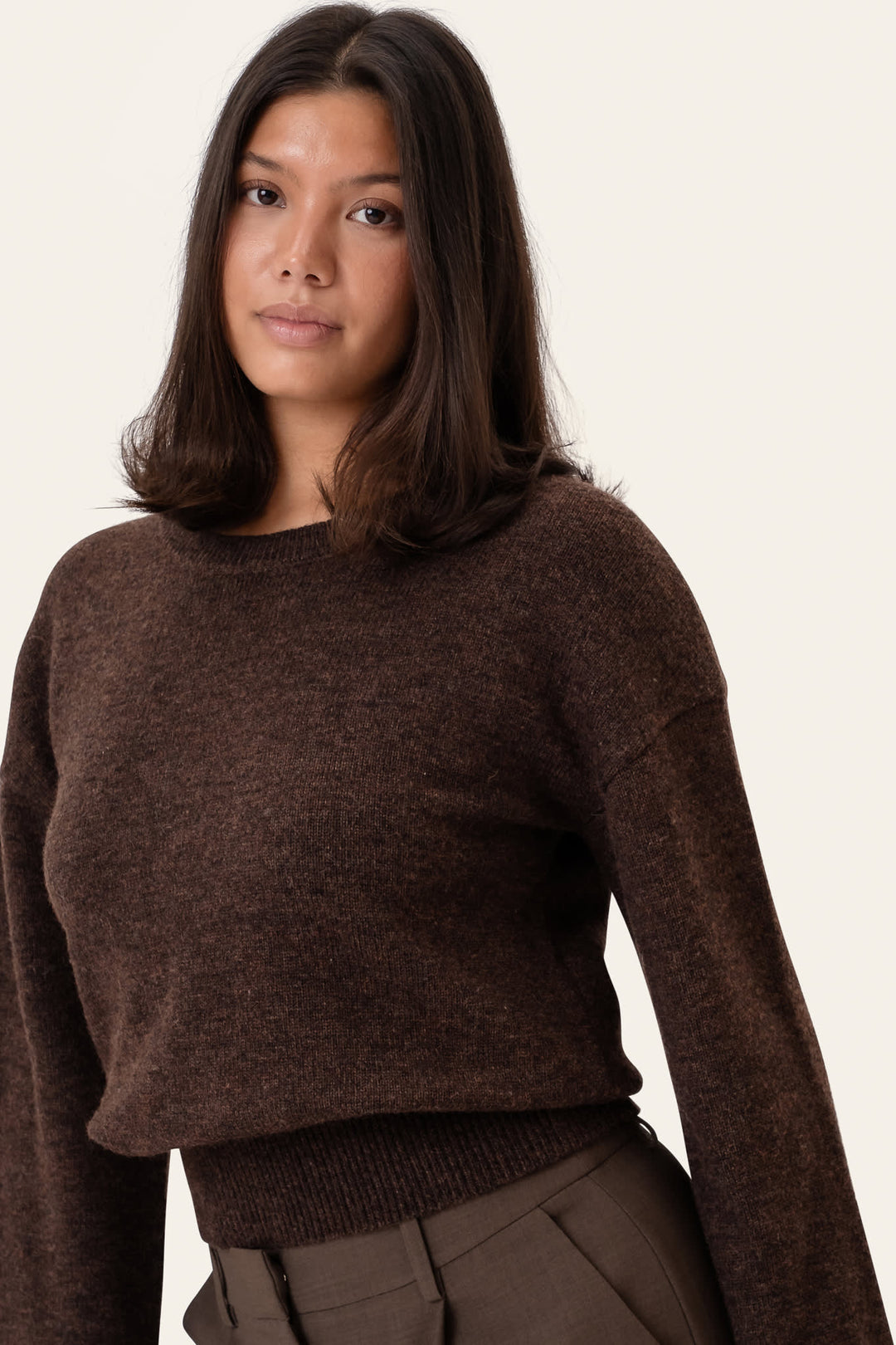Hyggelig mørkebrun dametrøje, perfekt til efterår og vinter. Blød rundhals sweater holder dig varm og stilfuld.