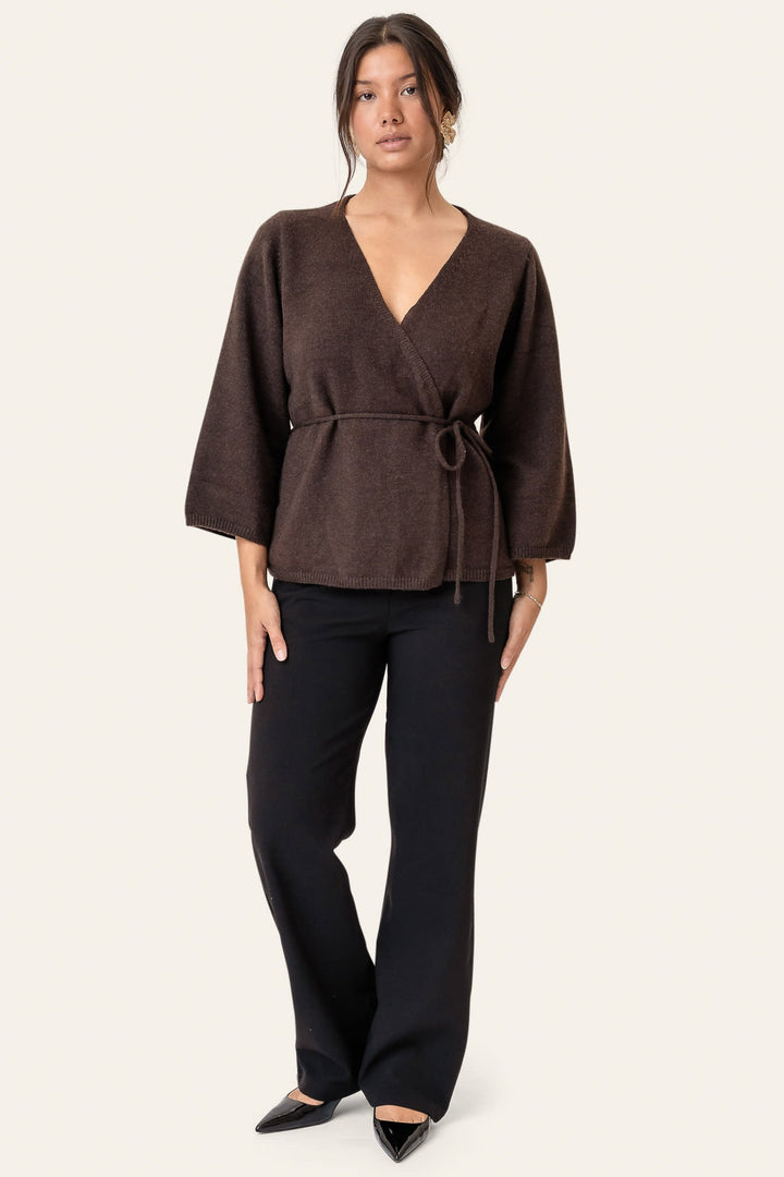 Stilfuld dame slå-om cardigan i mørkebrun. En varm og elegant trøje med bælte til vinteren.