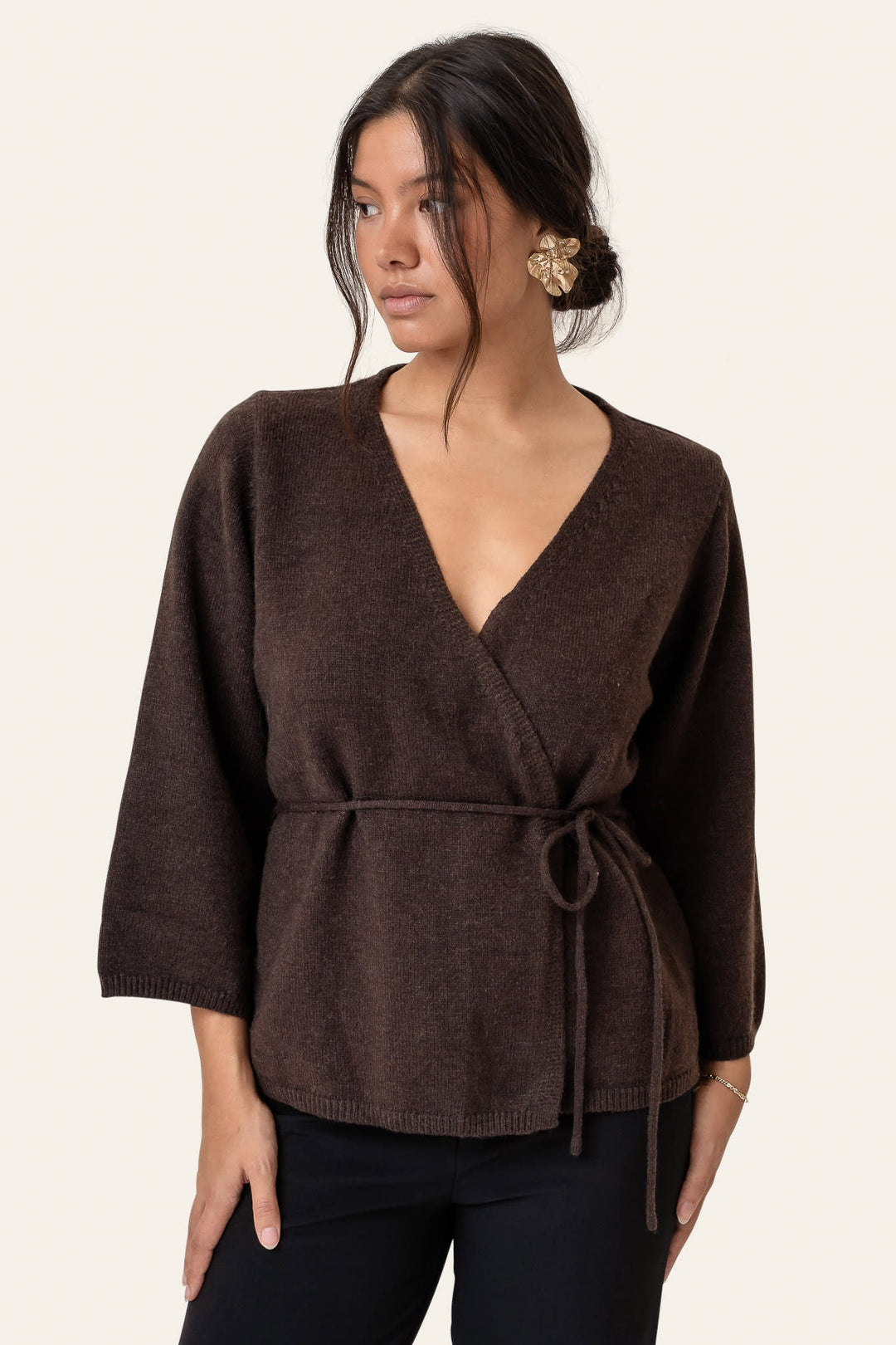 Elegant mørkebrun dame slå-om cardigan med bælte. Perfekt til efterårs- og vinterlooks.