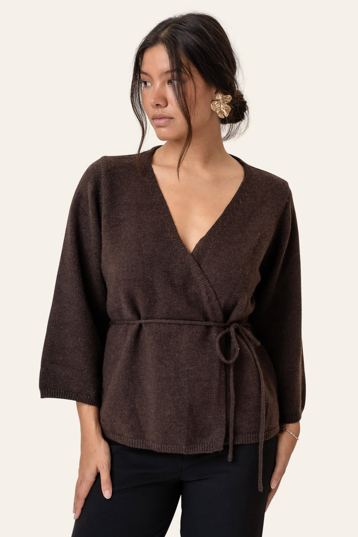 Elegant mørkebrun dame slå-om cardigan med bælte. Perfekt til efterårs- og vinterlooks.
