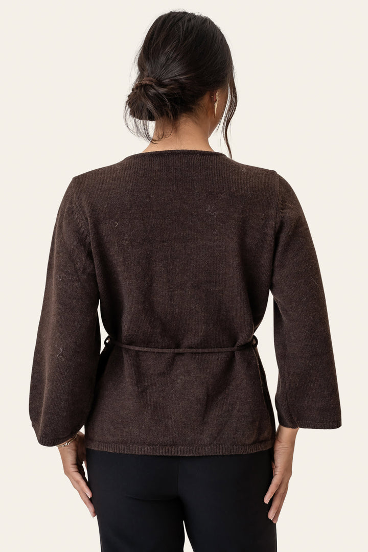 Mørkebrun slå-om cardigan til damer. Elegant design med justerbart bælte for en feminin pasform.
