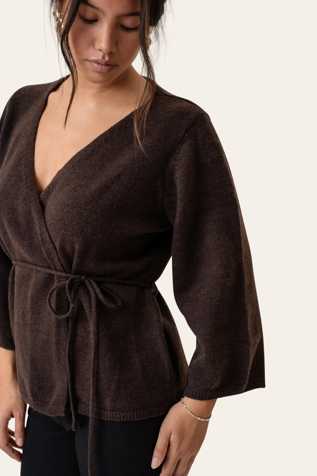 Klassisk mørkebrun damecardigan med bælte, ideel til et elegant efterårslook. Komfortabel slå-om stil.