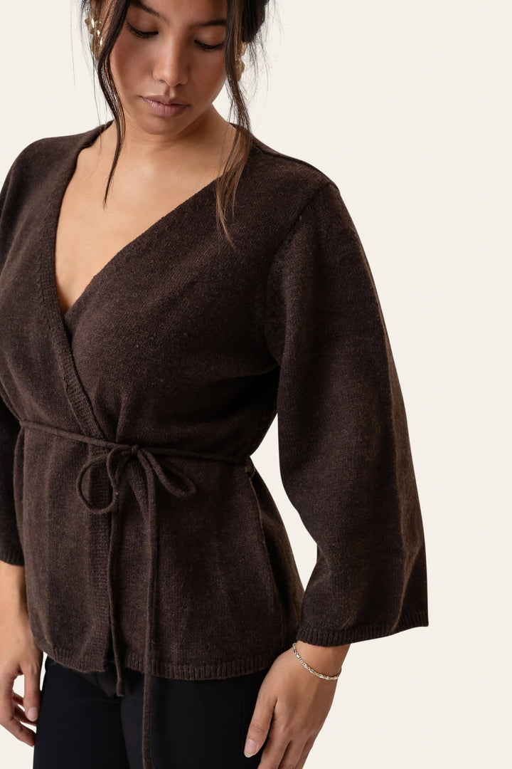 Klassisk mørkebrun damecardigan med bælte, ideel til et elegant efterårslook. Komfortabel slå-om stil.
