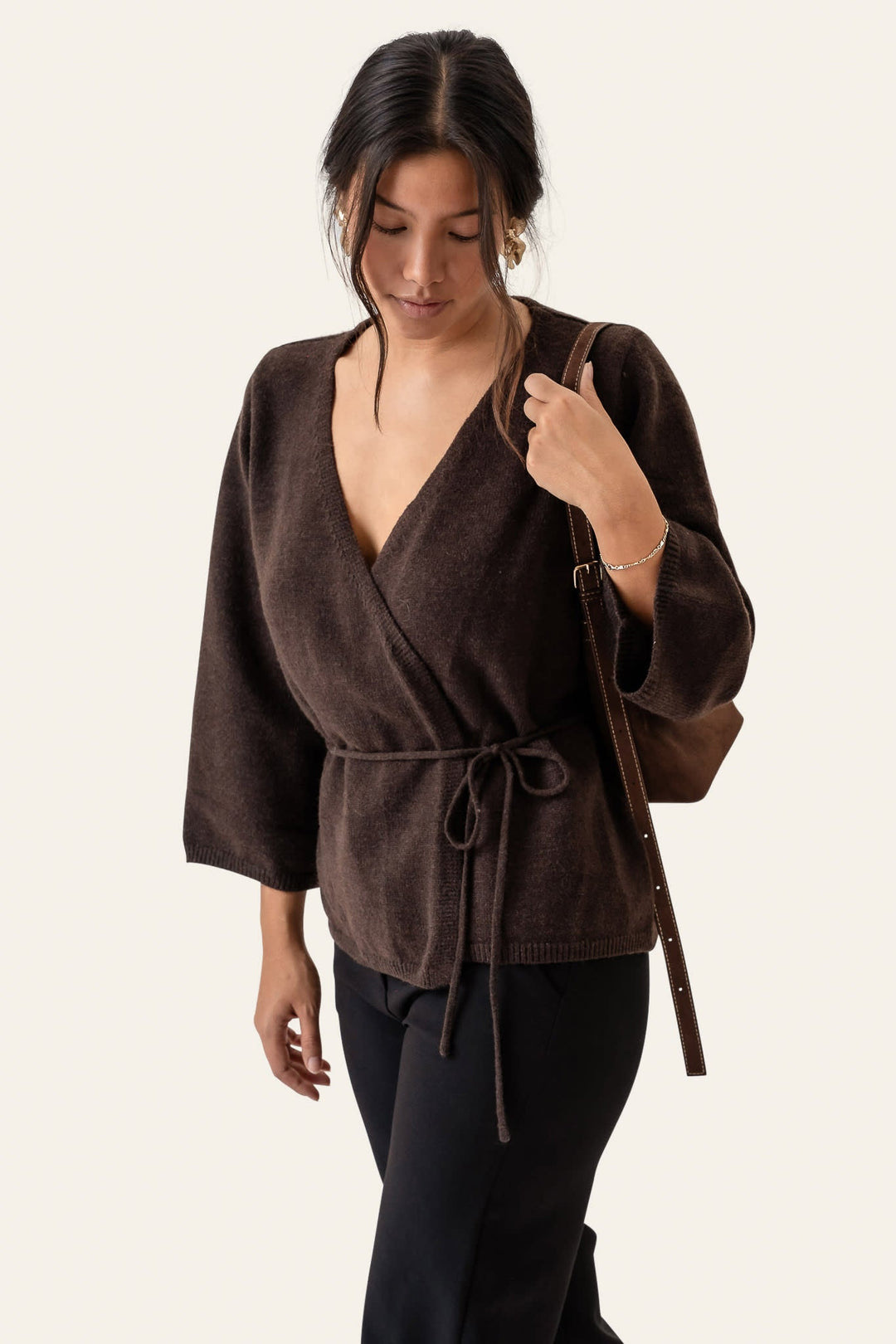 Dame slå-om cardigan i mørkebrun med matchende bælte. En alsidig og elegant trøje til enhver lejlighed.