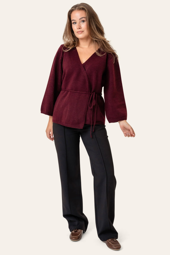 Stilfuld kvinders bordeaux slå-om cardigan med bælte. Elegant trøje til efteråret for enhver anledning.