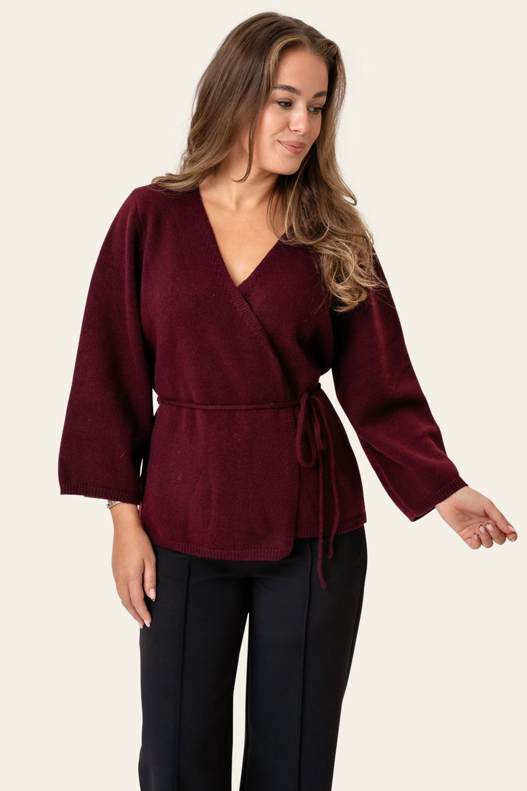 Elegant bordeaux slå-om cardigan til kvinder med bælte, perfekt til efterårsmode. Stilfuld og komfortabel.