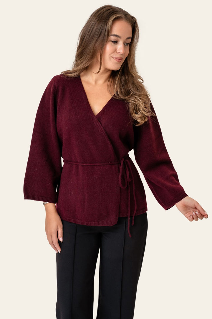 Elegant bordeaux slå-om cardigan til kvinder med bælte, perfekt til efterårsmode. Stilfuld og komfortabel.