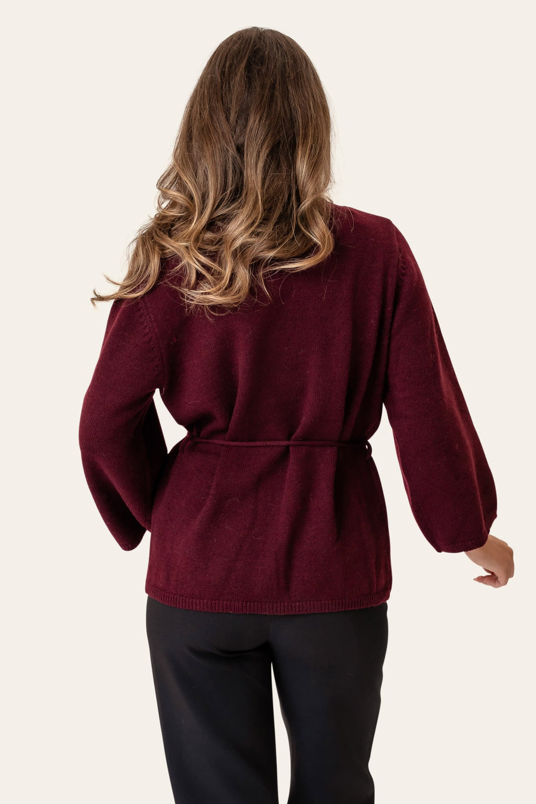Smuk bordeaux slå-om cardigan til kvinder med justerbart bælte. Elegant efterårs-cardigan med 3/4 ærmer.