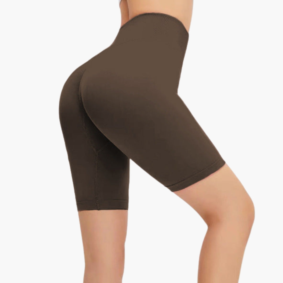 Sporty Bermuda shorts til kvinder. Højtaljet model til træning, fitness og aktiv fritid.