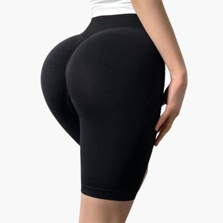 Kvinders Bermuda shorts med støttende høj talje. Designet for perfekt pasform og bevægelsesfrihed.