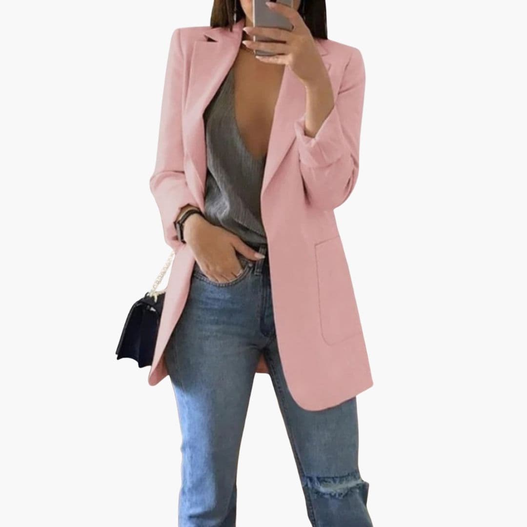 Tidløs lang blazer til kvinder med en raffineret reverskrave og behagelig pasform.