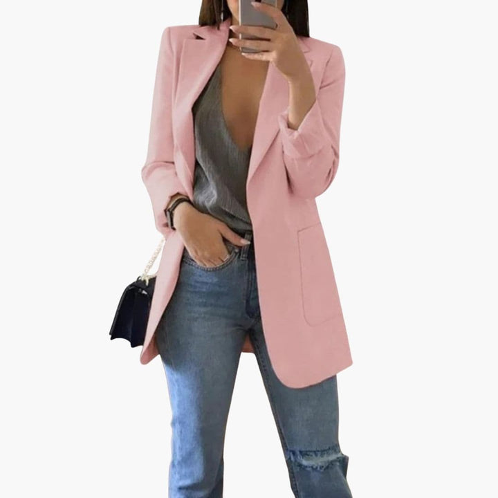 Tidløs lang blazer til kvinder med en raffineret reverskrave og behagelig pasform.