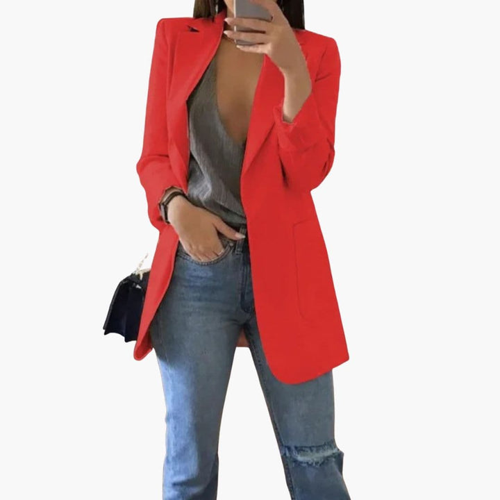 Alsidig lang blazer til damer, fremhævet med elegant reverskrave og moderne snit.