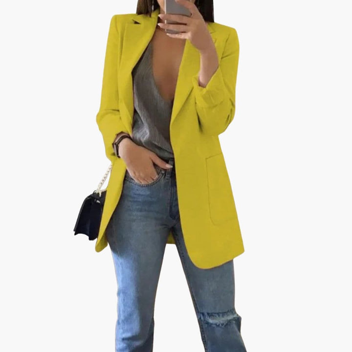 Klassisk lang dameblazer med revers og åben front, et alsidigt modeitem til garderoben.