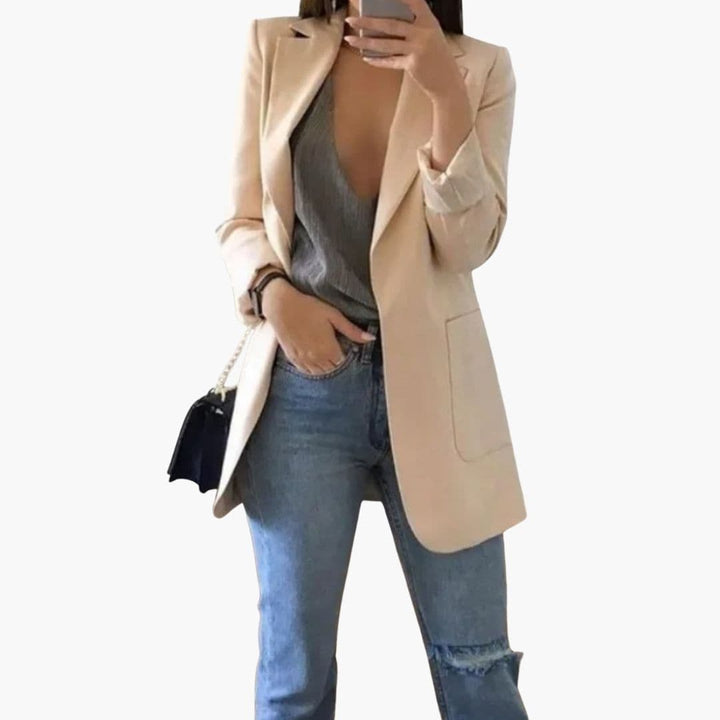 Stilfuld lang blazer til kvinder, designet med elegant reverskrave for et sofistikeret look.