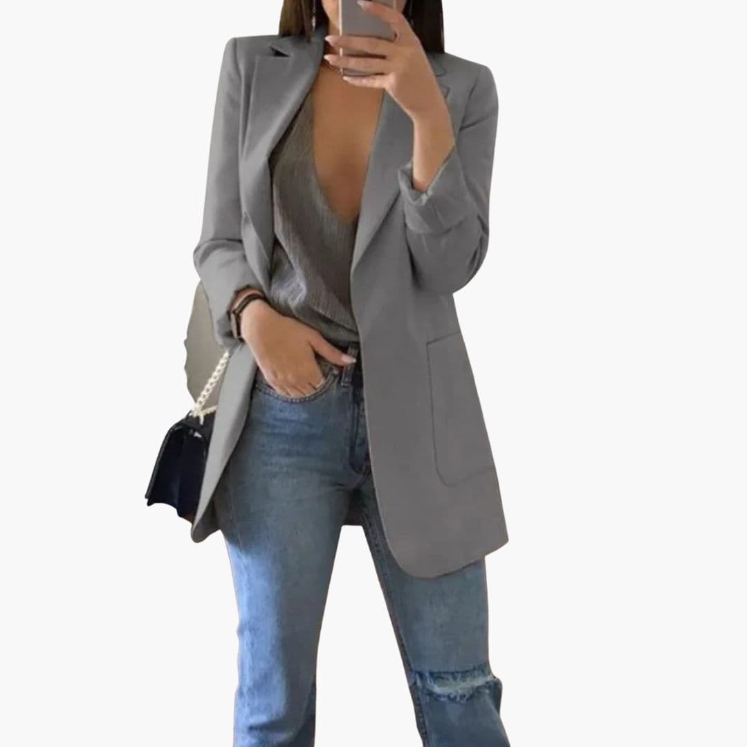 Sofistikeret lang blazer til kvinder med elegant reverskrave, et alsidigt stykke damemode.