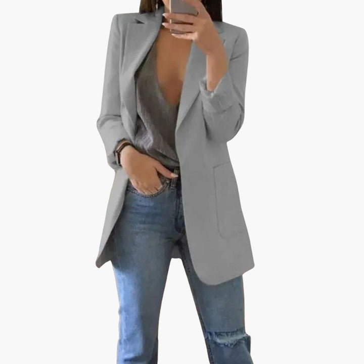 Smart lang blazer til kvinder med reverskrave, en stilfuld jakke til formelle og afslappede anledninger.