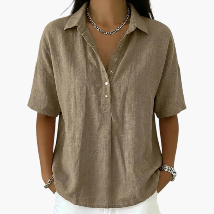 Klassisk kvinders bluse med krave og knaplukning, perfekt til hverdag og kontor. Elegant, løs pasform.